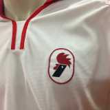 La lunga assenza del volatile sulle maglie del club si interruppe definitivamente nel 1979-1980, durante la presidenza Matarrese. Cos� da quell�anno sulle casacche biancorosse comparve un emblema che entr� subito nei cuori dei tifosi baresi: il galletto nero stilizzato con la cresta rossa, realizzato dal designer Piero Gratton
